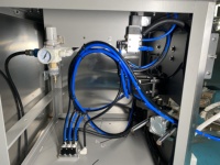 Machine d'emballage verticale économique pour sachets triangulaires, avec alimentation par chaîne à godets, pour sachets de préservatifs, idéale pour les petites entreprises