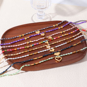 Collana girocollo con ciondolo a cuore gonfio in conchiglia naturale colorata, stile boho chic, perfetta come regalo per l'estate, la spiaggia e l'uso quotidiano. - Product Image 2