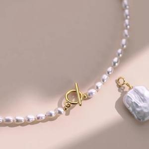 Collar de Perlas de Agua Dulce Barrocas Naturales con Cierre OT para Mujer, Colgante de Partículas Cuadradas de Lujo Ligero con Función Desmontable - Product Image 4