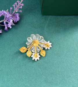 Broche de Flor de Cristal Blanco Natural, Pin de Solapa Vintage Chapado en Oro Cobre con Centro de Ágata Roja, Broche Decorativo para Traje - Product Image 4