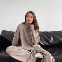 Ensemble deux pièces tricoté décontracté anti-plis pour femme, pull à col roulé fendu et pantalon ample, collection Hiver 2026, style européen