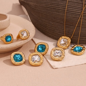 Set di Gioielli alla Moda con Fiori Colorati in Zirconia, Collana, Orecchini e Anello in Acciaio Inossidabile Placcato Oro - Product Image 6