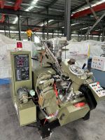 Machine de fabrication de vis SDS à grande vitesse Perceuse de pointe Queue formant la forge de perçage d'extrémité Faisant la machine