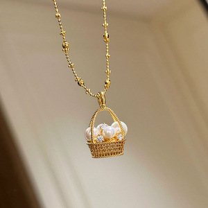 Collier pendentif pour femme Little Red Books Viral Magic-link, motif panier de fleurs en diamant et perle, en bambou plaqué or, sportif et écologique - Product Image 1