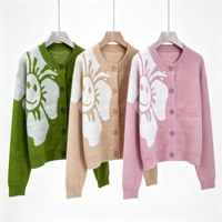 Cardigan en maille court à col ras du cou, motif jacquard asymétrique grande fleur souriante vert herbe, boutons de couleur assortie, vente directe usine