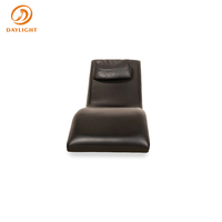 Fauteuil lounge minimaliste en cuir avec base en métal chromé poli, design suspendu, fauteuil d'appoint marron pour un style contemporain