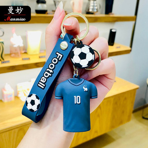 Porte-clés et pendentif <span class=keywords><strong>de</strong></span> sac design créatif et stylé, thème football, maillot <span class=keywords><strong>de</strong></span> foot numéro 10 et ballon <span class=keywords><strong>de</strong></span> football, haute qualité, en paire - Product Image 1