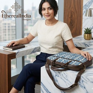 Sac pour ordinateur portable Ikat Rug en coton bleu imprimé au bloc, sac fourre-tout de bureau avec poignée en résine et bandoulière - Product Image 3