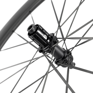 Nouvelle paire de roues en carbone 58mm 1230g poids léger 54T moyeu de <span class=keywords><strong>roue</strong></span> à cliquet Aero Tubeless frein à disque 700c roues de vélo de route pour la course - Product Image 3