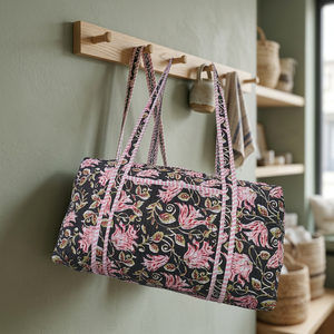 Bolsa de Viaje Grande con Estampado Floral, Negra, para Fin de Semana, de Algodón Acolchado de Jaipur - Product Image 2