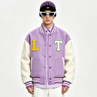 Chaqueta Varsity Oversize LTD-J2011 Lavanda con Bloques de Color, Estilo Bomber, Parches de Chenille con Letras, Etiqueta Privada