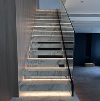 Escalier flottant moderne à LED avec marches en marbre et garde-corps en verre - Design d'escalier intérieur de luxe d'usine