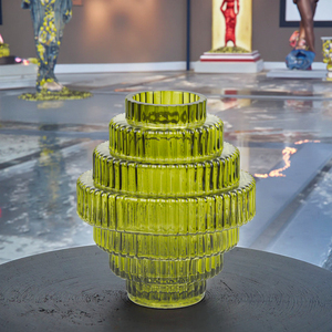 Vase en verre côtelé à plusieurs niveaux, teinte vert citron. Idéal pour <span class=keywords><strong>les</strong></span> arrangements floraux, <span class=keywords><strong>la</strong></span> décoration intérieure, ajoutant une touche rétro-moderne. - Product Image 4