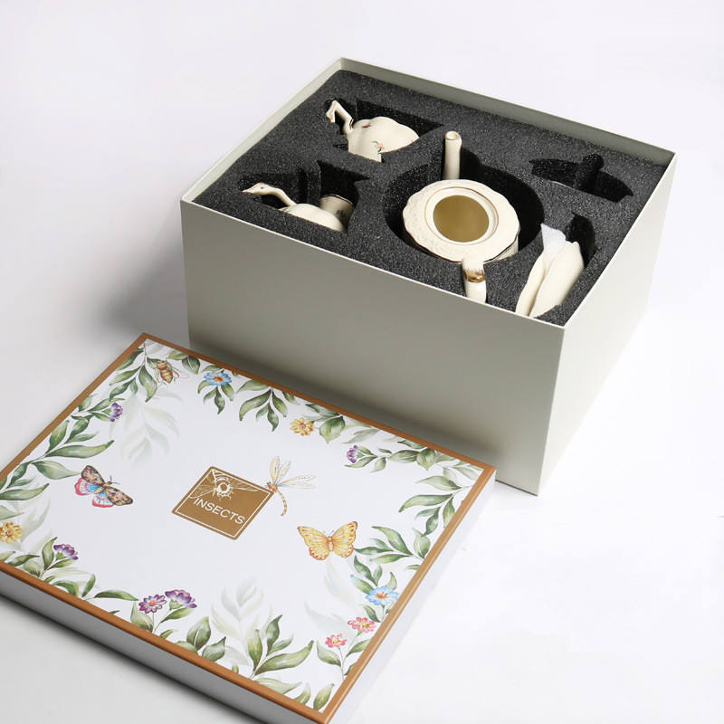 1 pot and 2 cups and saucers