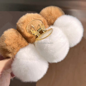 Commercio all'ingrosso di alta qualità ragazza carina pelliccia di coniglio pinze per capelli inverno autunno peluche accessori per la pesca all'aperto uso casuale - Product Image 6