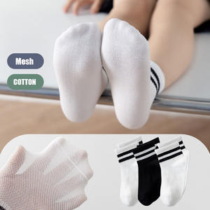 <span class=keywords><strong>Calcetines</strong></span> deportivos acanalados de punto de Color sólido para niños de fábrica, calcetín informal de bebé de malla de <span class=keywords><strong>hilo</strong></span> suave de algodón de tubo medio blanco y negro para niños - Product Image 3