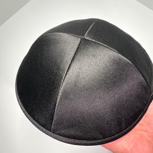 휴일을위한 정교한 원시 실크 Yarmulke 우아한 유대인 모자 결혼식을위한 고급 새틴 유대인 모자 소프트 터치 - Product Image 1