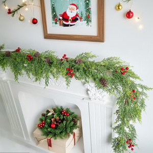 Guirlande de Noël Yan Ju 1,8 m bicolore en pin et cyprès avec baies rouges et cônes pour décorations de maison - Product Image 1