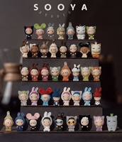 Figurines d'anime Sooya Studio Beans Sooya & M Stand Studio Mini Sooya Beans en boîtes mystères pour la décoration de bureau - Vente en gros authentique