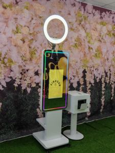 Photomaton interactif avec écran tactile et impression instantanée pour événements - Product Image 1