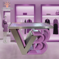 Table de présentation moderne, portable et pliable, élégante, pour accessoires vestimentaires haut de gamme. Renforce l'image de marque dans les boutiques et salles de mode
