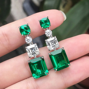 Orecchini Pendenti con Zirconi Taglio Smeraldo per Donne, Gioielli Eleganti e di Tendenza - Product Image 1
