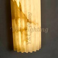 Lampu Dinding Alabaster Alami Beralur Vertikal, Lampu Dinding Besi Persegi Panjang untuk Dekorasi Dinding Latar Belakang Kamar Tidur Hotel Villa