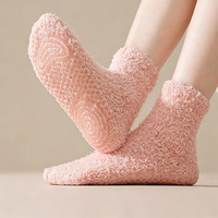 Vente en gros de chaussettes en polaire corail pour femmes, antidérapantes, multicolores, douces, moelleuses, chaudes, avec grip antidérapant