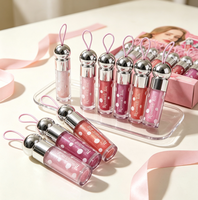 Kit de maquillage pour les lèvres en gros : Ensemble de gloss liquide rose tendance avec pendentif et capuchon argenté mignon, et cordon de suspension