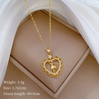 Collier Ours Mignon en Cuivre Plaqué Or 18K Style Tendance avec Pendentif Ours Animal en Zircon Diamant Brillant et Chaîne en Acier Inoxydable Bambou