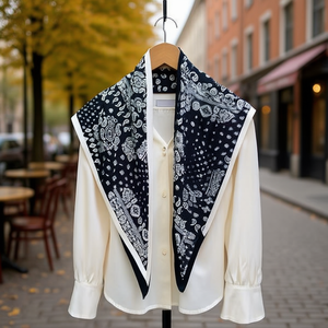 Foulard Triangolare 135x60cm con Stampa Floreale, Leggero in Poliestere, Accessorio Casual da Donna per Tutte le Stagioni e Uso Quotidiano - Product Image 2