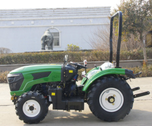 Tracteur 4x4 de 200 CV avec châssis de sécurité et boîte de vitesses 8+2 pour le carthame - Product Image 4