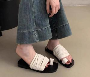 รองเท้าแตะสตรีแบบสวม สไตล์ทันสมัยสำหรับฤดูร้อน พื้นนุ่ม พับได้ สายคาดแบบพับ รองเท้าแตะแบบสวมพื้นหนาสำหรับใส่ไปชายหาด รุ่นใหม่ - Product Image 1