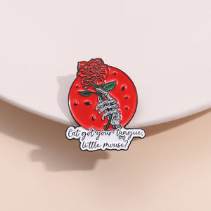 Gato tiene <span class=keywords><strong>tu</strong></span> lengua pequeño ratón esmalte Pin oscuro Romance Haunting Adeline cita broche solapa insignia joyería regalos para amigos - Product Image 4
