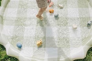 Alberca de Agua con Aspersor a Cuadros Verdes y Blancos para Niños y Perros, Juego Acuático de Verano para el Patio Trasero - Product Image 4