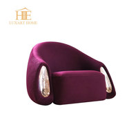 Canapé Chesterfield moderne en velours trois places avec pieds en acier inoxydable pour appartement, villa, usage domestique
