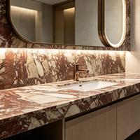 Grande dalle de marbre rouge foncé veiné blanc, luxueuse et minimaliste, surface polie, pour comptoirs de bar haut de gamme et murs de villas de luxe