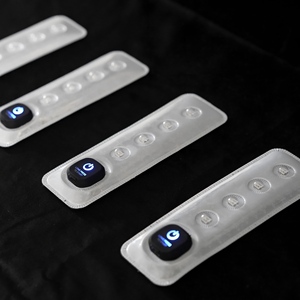 Luce Stroboscopica LED Rossa e Blu per Spalla, Alta Intensità, Riflettente Prismatica, Certificata IP65, Portatile con Clip per Sicurezza Stradale - Product Image 5