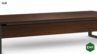 Bureau de direction modulaire ergonomique extensible dans un environnement de bureau minimaliste de style moderne