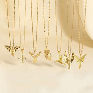 Премиальные кулоны из литой нержавеющей стали в европейском стиле: золотые PVD-покрытия, с изображением летающих животных (летучая мышь, сова, колибри) - Product Image 1