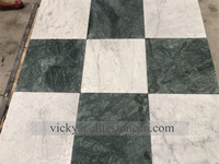 Carrelage de jardin extérieur en pierre calcaire beige, motif français, finition vieillie