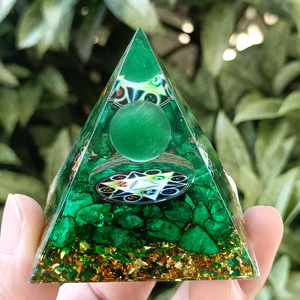 Pyramide en résine époxy avec galets de cristal, œil de chat vert, hexagone, décoration d'aquarium, ornement de bureau, cadeau - Product Image 3