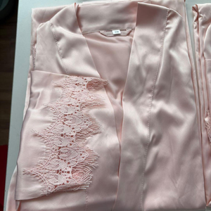 Kimono di Lusso in Raso di Seta Opaco per Sposa e Damigelle, Vestaglia per Matrimonio, Compleanno, Spa, con Bordo in Pizzo - Product Image 4