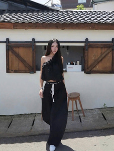 Ensemble pantalon et haut asymétrique noir à volants, sans manches, style décontracté chic, en mousseline (mélange de polyester), coupe ample, 2 pièces, respirant - Product Image 4