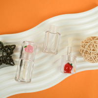 Lage minimale bestelhoeveelheid (MOQ) 10ml lege plastic schattige fruit lipgloss tube voor private label cosmetica