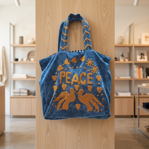 Sac fourre-tout en velours bleu fait main sur mesure avec broderie chic en lettres PEACE jaunes, colombes, cœurs et appliques florales - Product Image 4