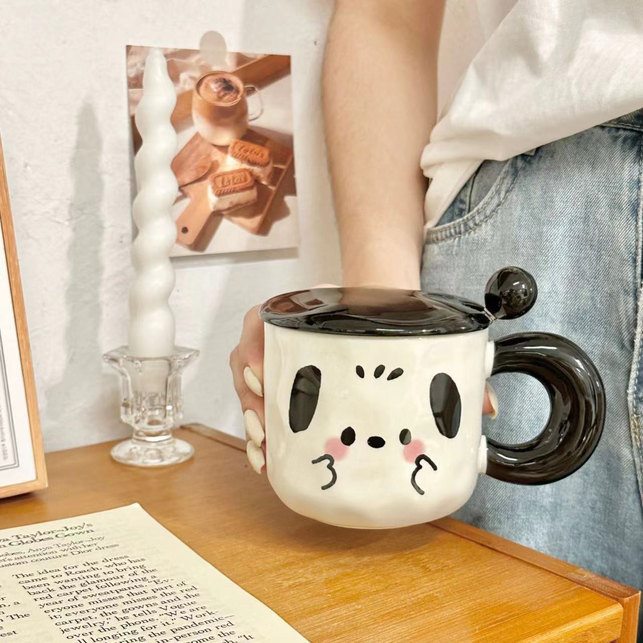 Cuchara con tapa de taza de cachorro negra