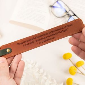 Marcapáginas de Cuero Genuino Personalizado, Regalo Educativo Clásico para Amantes, Marcador de Páginas Reutilizable con Grabado y Clip Hecho a Mano - Product Image 5