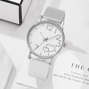 Reloj de cuarzo minimalista con correa de malla para mujer – Elegante reloj de pulsera de moda con esfera de corazón - Product Image 3