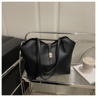Sac fourre-tout texturé grande capacité pour femme avec bandoulière unique et accent ceinture en cuir style western décontracté